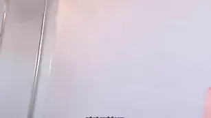 katiemeyerxx раздевается и теребит пизду