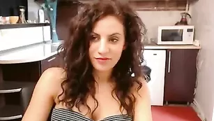 Развратная самка curllynelly не спешит раздеваться