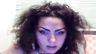 Кучерявая EsmeraldaStar трахает мокрую пизду