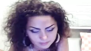 Кучерявая EsmeraldaStar трахает мокрую пизду