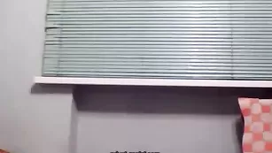 Кучерявая EsmeraldaStar трахает мокрую пизду