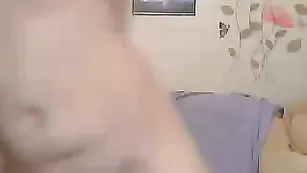 Русоволосая модель _Stasie_ показывает грудь