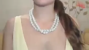 Русоволосая модель _Stasie_ показывает грудь