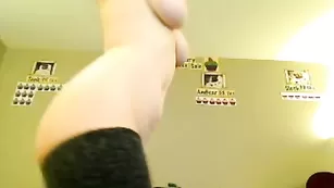 Плохая девочка AmberCutie7 ласкает бритые дырочки