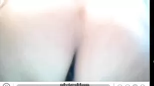 Прекрасная блондинка трахает бритую письку