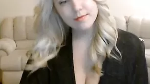 Похотливая RileybooXOXO трахает сочную пизденку