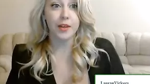 Похотливая RileybooXOXO трахает сочную пизденку