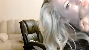 Похотливая RileybooXOXO трахает сочную пизденку