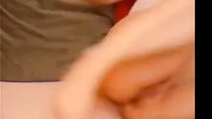 Сисястая детка sexyhellen ласкает половые губки