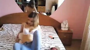 Грудастая sexykirra раздевается и трахается фаллосом