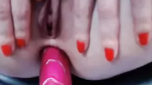 Черноволосая Mary777 красиво трахает задницу