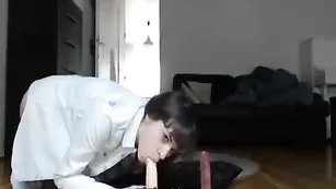 Блестящая соска оседлала резиновый хуй