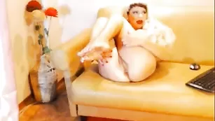 Белобрысая arabicasex трахает анальную дырку