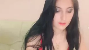 Смазливая брюнеточка ласкает бритую письку