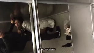 Русская красотка Ирина сосет в лифте