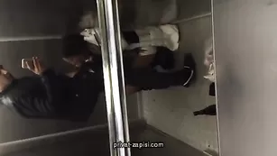 Русская красотка Ирина сосет в лифте