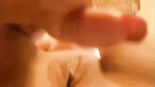 Деваха обнажается и ласкает пизду rita19