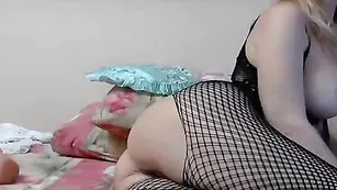 Пышногрудая sonyanew111 смачно долбит анус