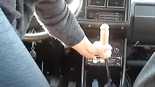 Блестящая SeX-Zaika трахнулась рычагом в машине