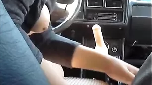 Жаркая SeX-Zaika оседлала пиздой рычаг в жигулях