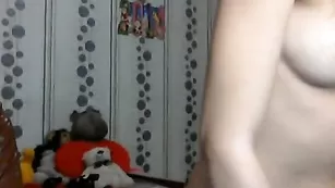 Худая брюнетка evgeshkanik танцует стриптиз