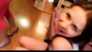 Молодые лесбиянки развлекаются в квартире