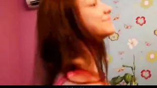 Молодые лесбиянки развлекаются в квартире