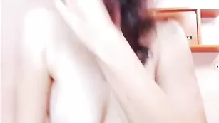 Голая сучка трахает рукой горло