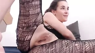 Пошлая WildVikki трахает бритую киску