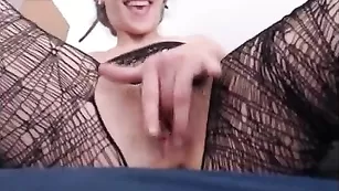 Пошлая WildVikki трахает бритую киску