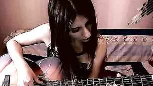 Русская Lapochka2015 играет на гитаре