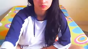 Смазливая kittysexx ласкает половые губки