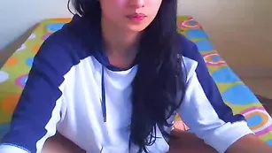 Смазливая kittysexx ласкает половые губки