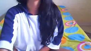 Смазливая kittysexx ласкает половые губки