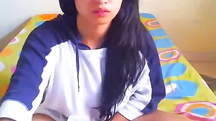 Смазливая kittysexx ласкает половые губки