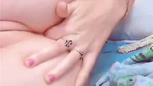 Озабоченная oceansquirt сует пальчики в дырочки