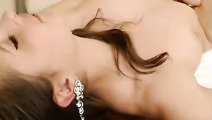 Стонущая Grafinnya мастурбирует пизду