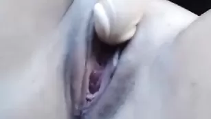 Шикарная нимфа трахает пизденку