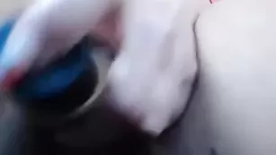 Шикарная нимфа трахает пизденку