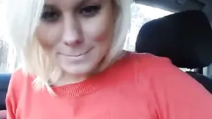 Шикарная нимфа трахает пизденку