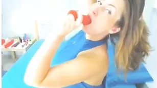 Шлюшка WildRossy эротично сосет дилдо