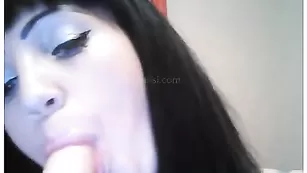 Брюнеточка отсасывает дилдо EmmaMia