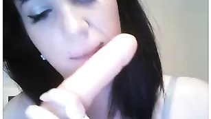 Брюнеточка отсасывает дилдо EmmaMia