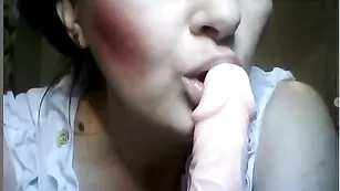 Шлюшка сосет резиновый хер merilyn