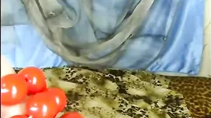 Красотка Ammia трахает пизду фаллосом