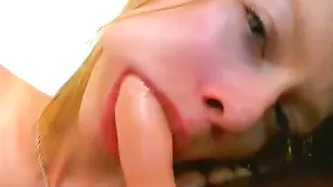 Юная блондинка шалит с фаллосом