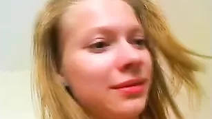 Юная блондинка шалит с фаллосом