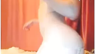 Блаженная Smilym эротично раздевается