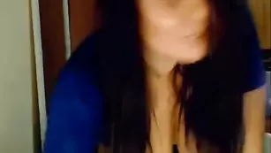 Грудастая самка AbbyLuv тискает сосочки