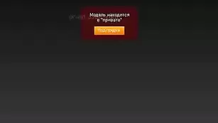 Красивая леди Floriana эротично обнажается